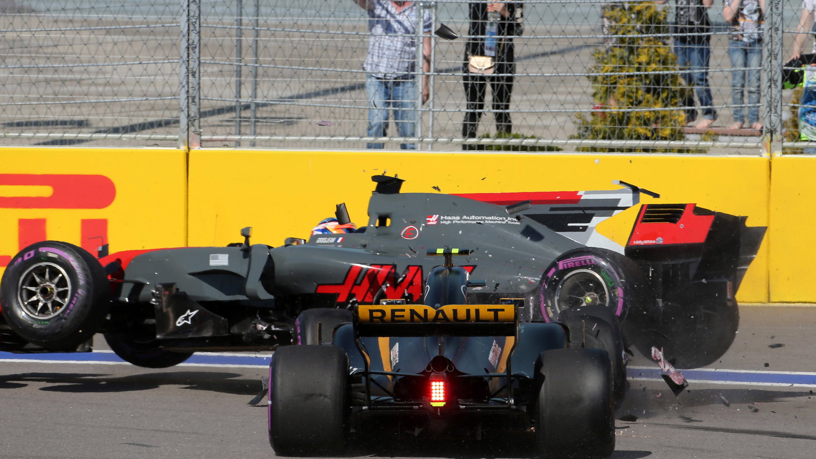 30.04.2017 - Race, Crash, Romain Grosjean (FRA) Haas F1 Team VF-17 and Jolyon Palmer (GBR) Renault S