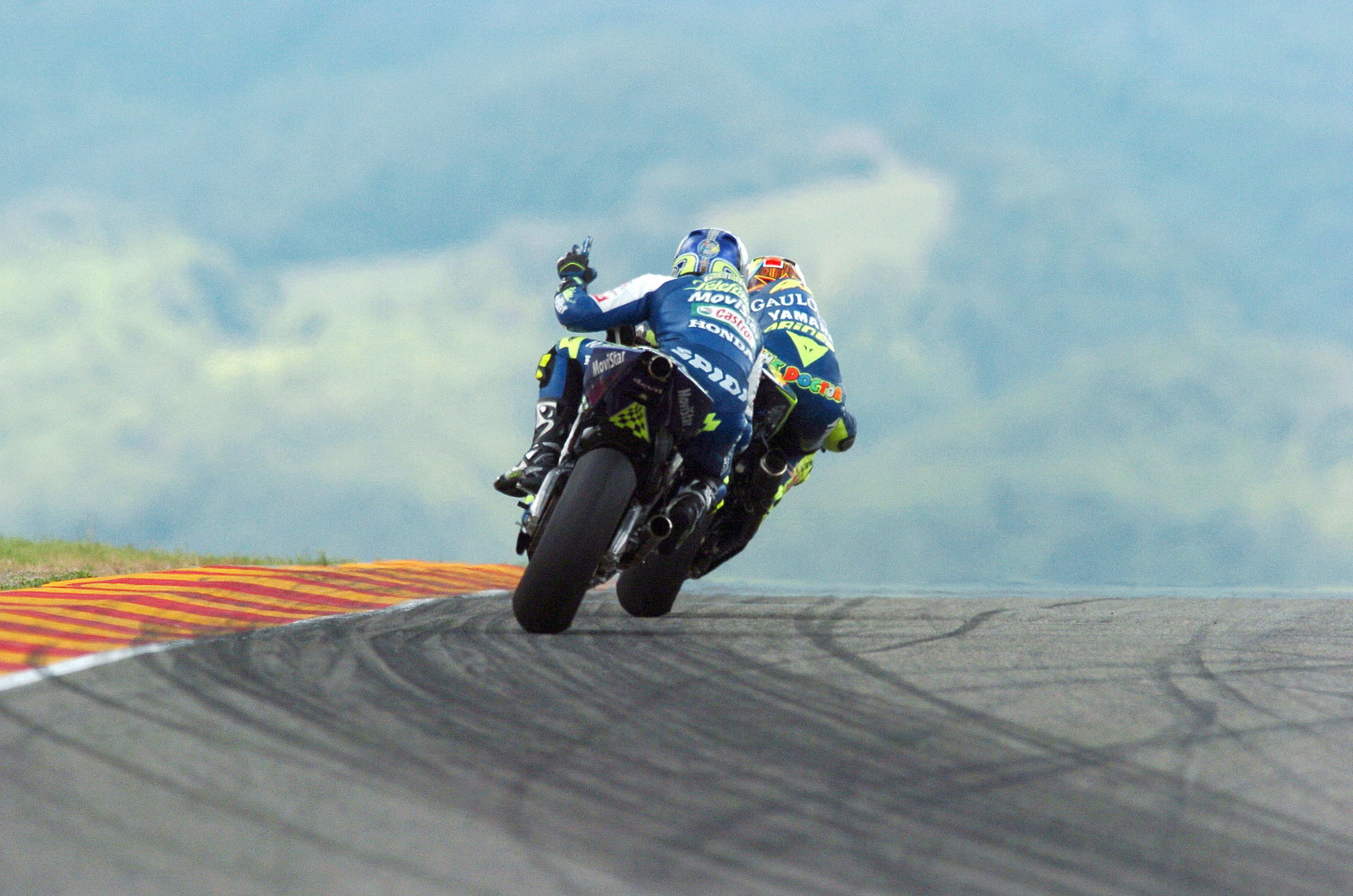 Gibernau raises his hand for the rain, Italian MotoGP, 2004