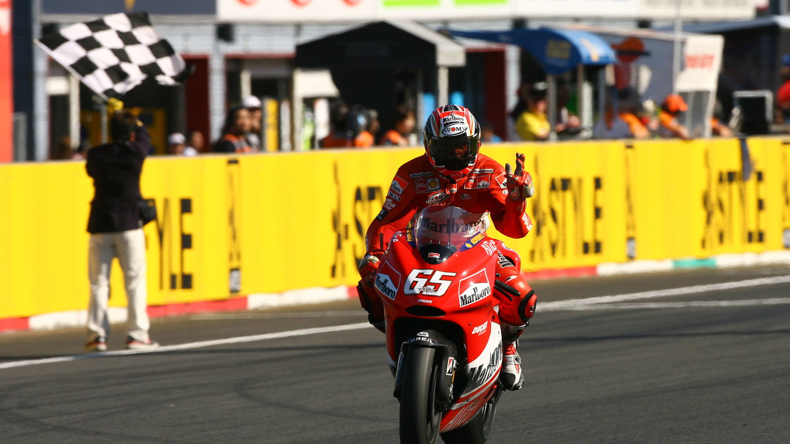 Capirossi takes chequed flag, Japanese MotoGP, 2006