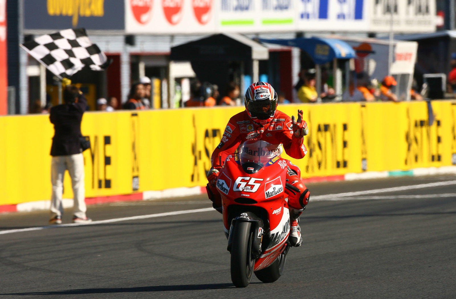 Capirossi takes chequed flag, Japanese MotoGP, 2006