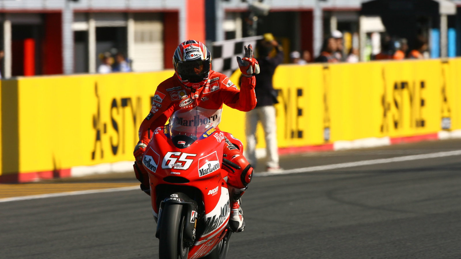Capirossi takes chequered flag, Japanese MotoGP, 2006