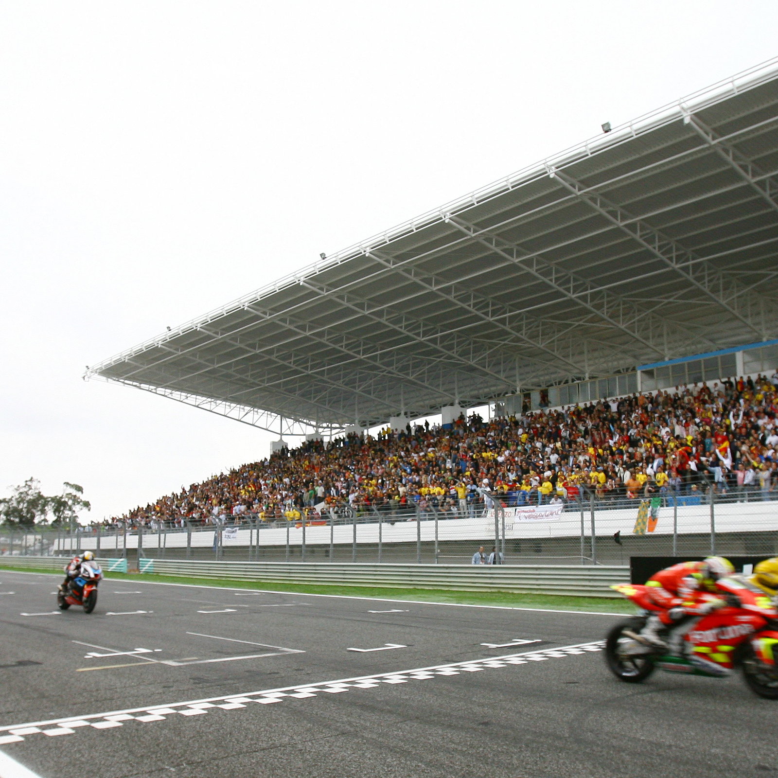 Elias beats Rossi to win by 0.002secs, Portuguese MotoGP Race 2006