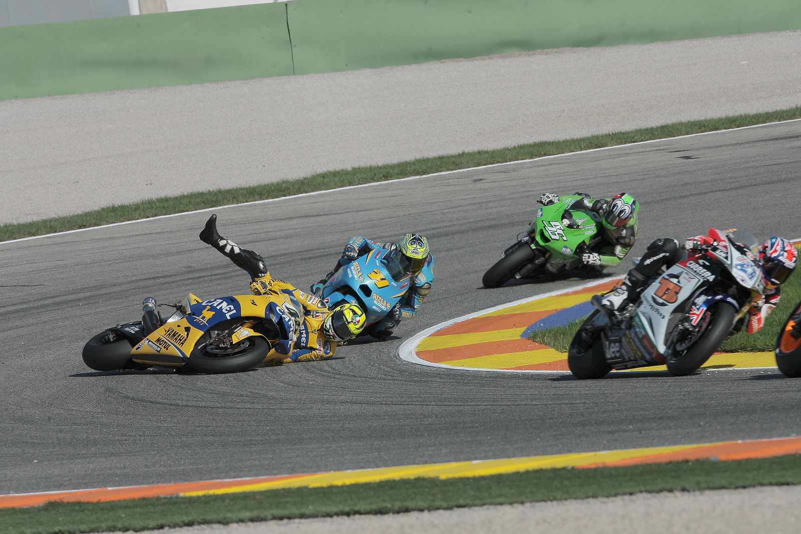 Rossi falls - loses world championship, Valencia MotoGP Race 2006