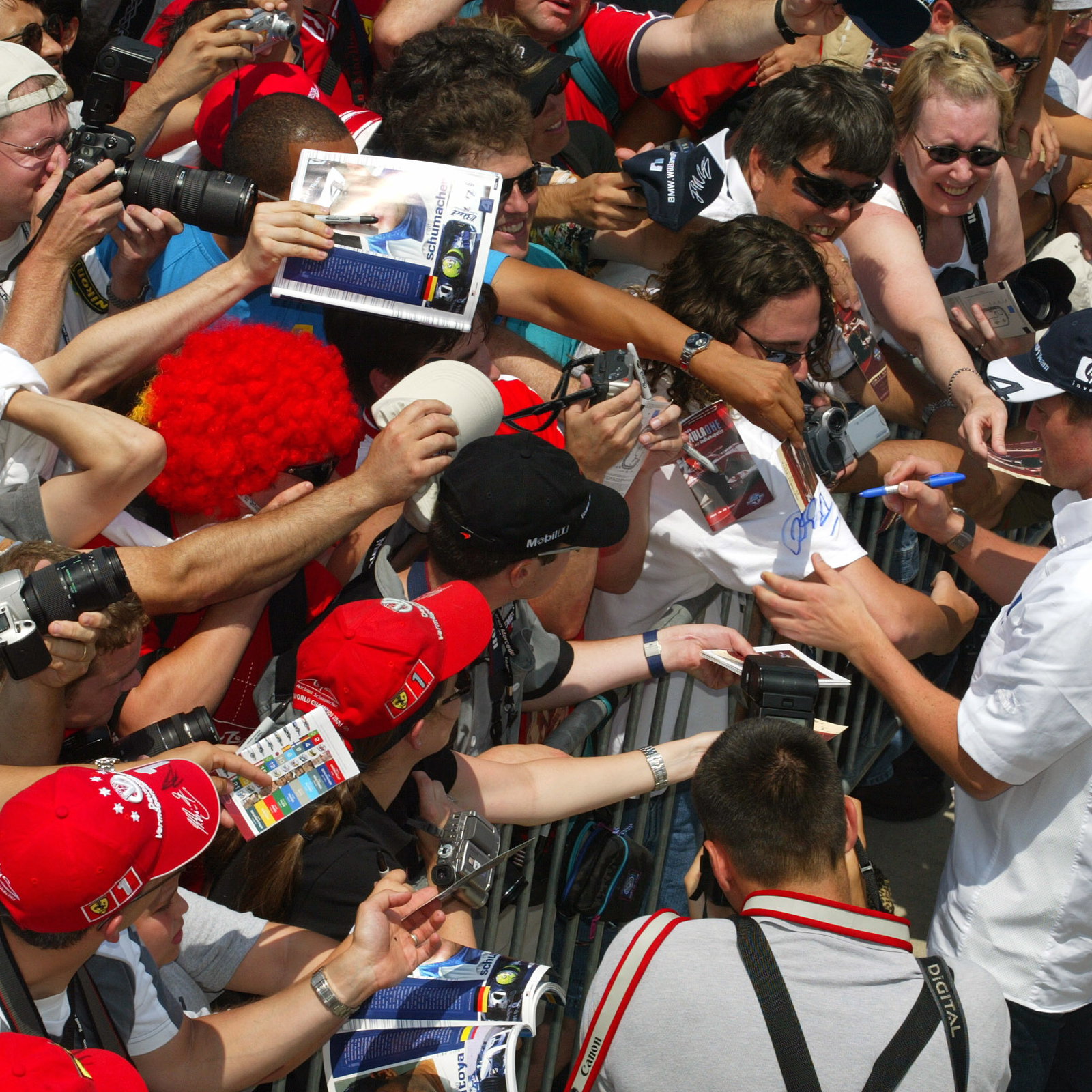 Ralf Schumacher, BMW Williams F1 signs autographs for the fans at the 2004 US GP