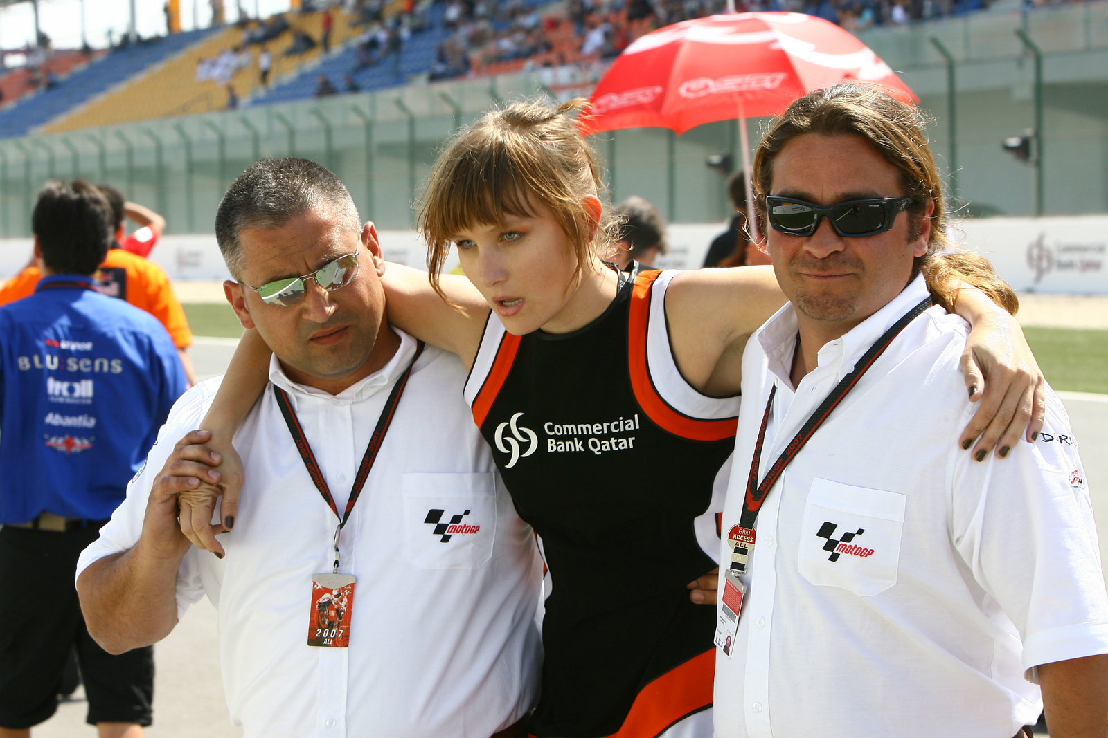 Grid girl carried off after fainting, Qatar 125GP Race 2007