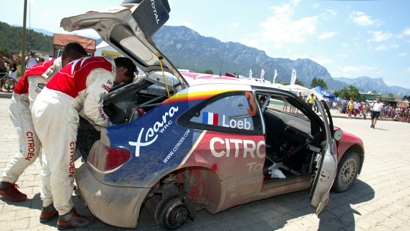 Sebastien Loeb / Daniel Elena - Citroen Xsara WRC, missing rear right wheel
