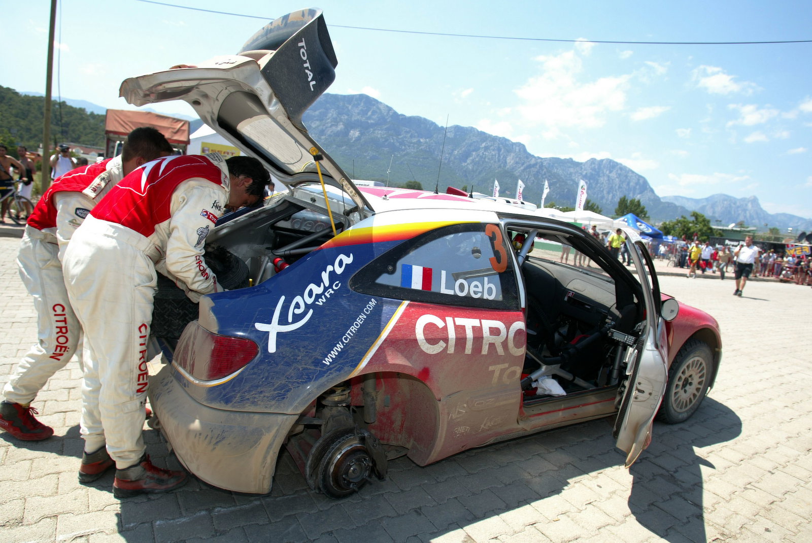 Sebastien Loeb / Daniel Elena - Citroen Xsara WRC, missing rear right wheel