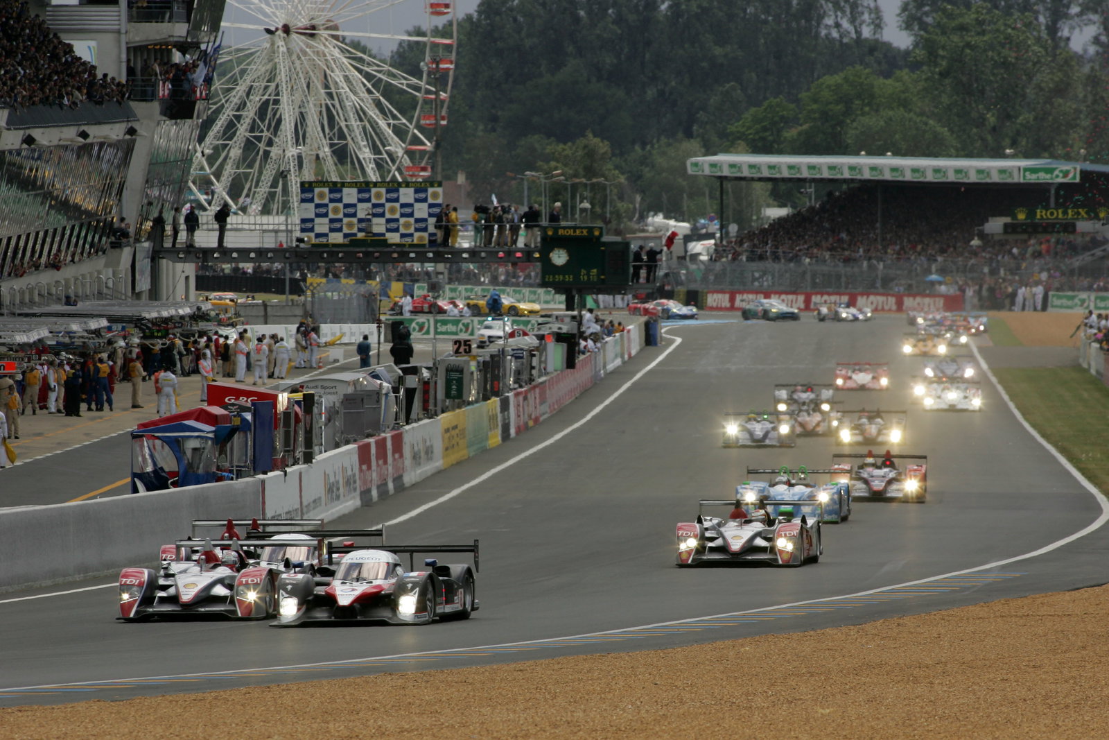 Le Mans 2007, Race Start - Peugeot leads