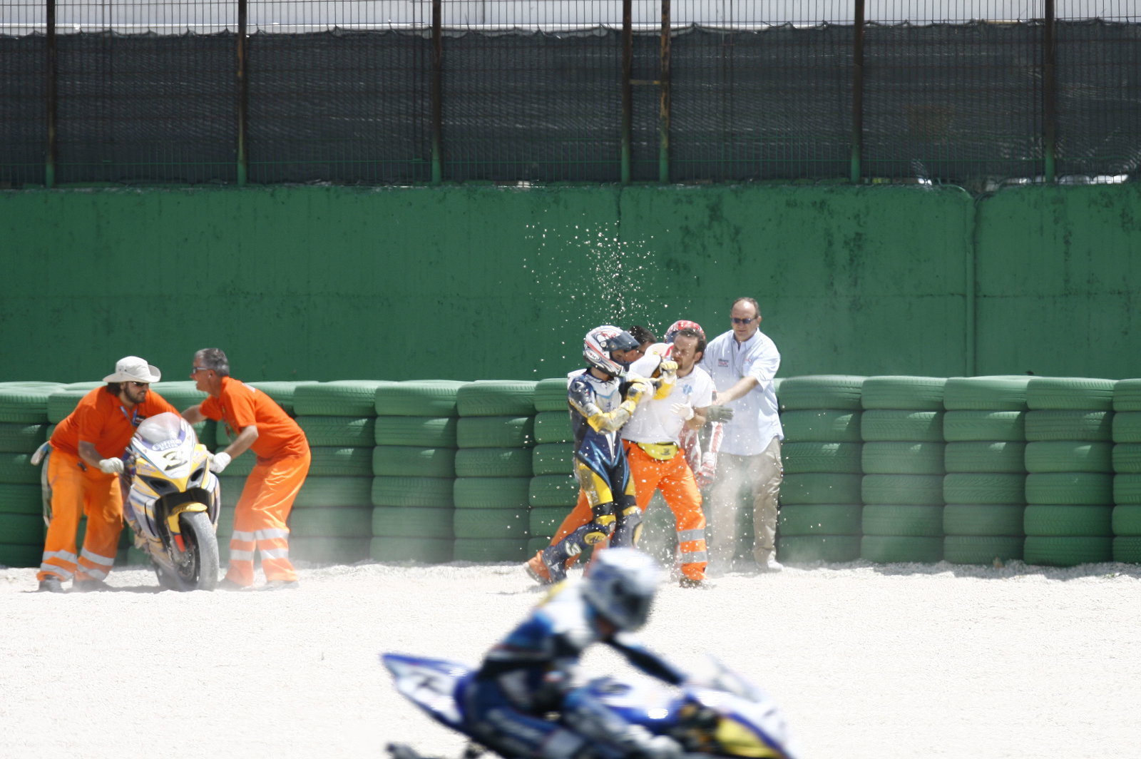 Biaggi, Haga throwing stones, San Marino WSBK Race 1 2007