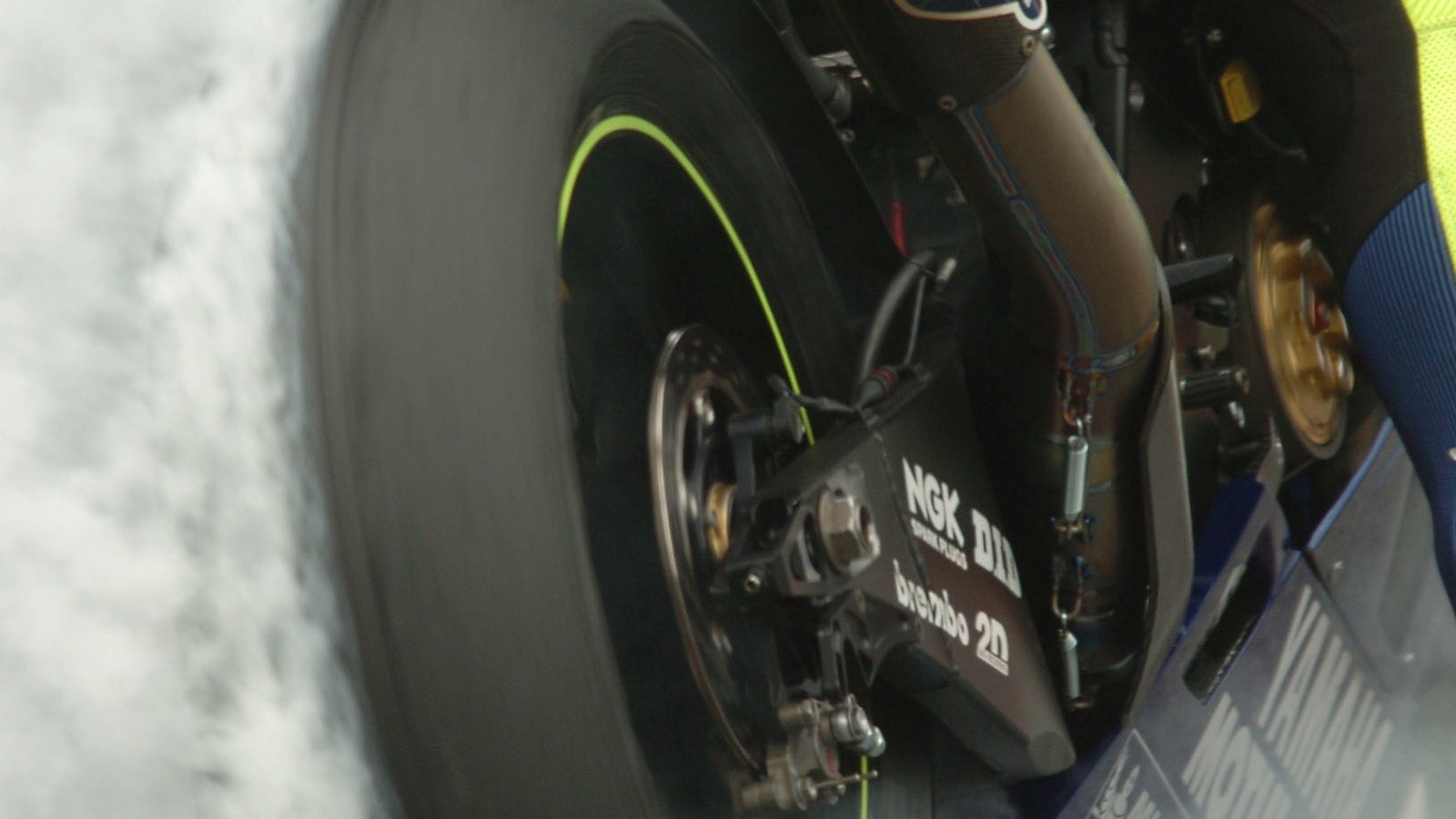 Rossi celebrates with a burn-out, Portuguese MotoGP Race 2004