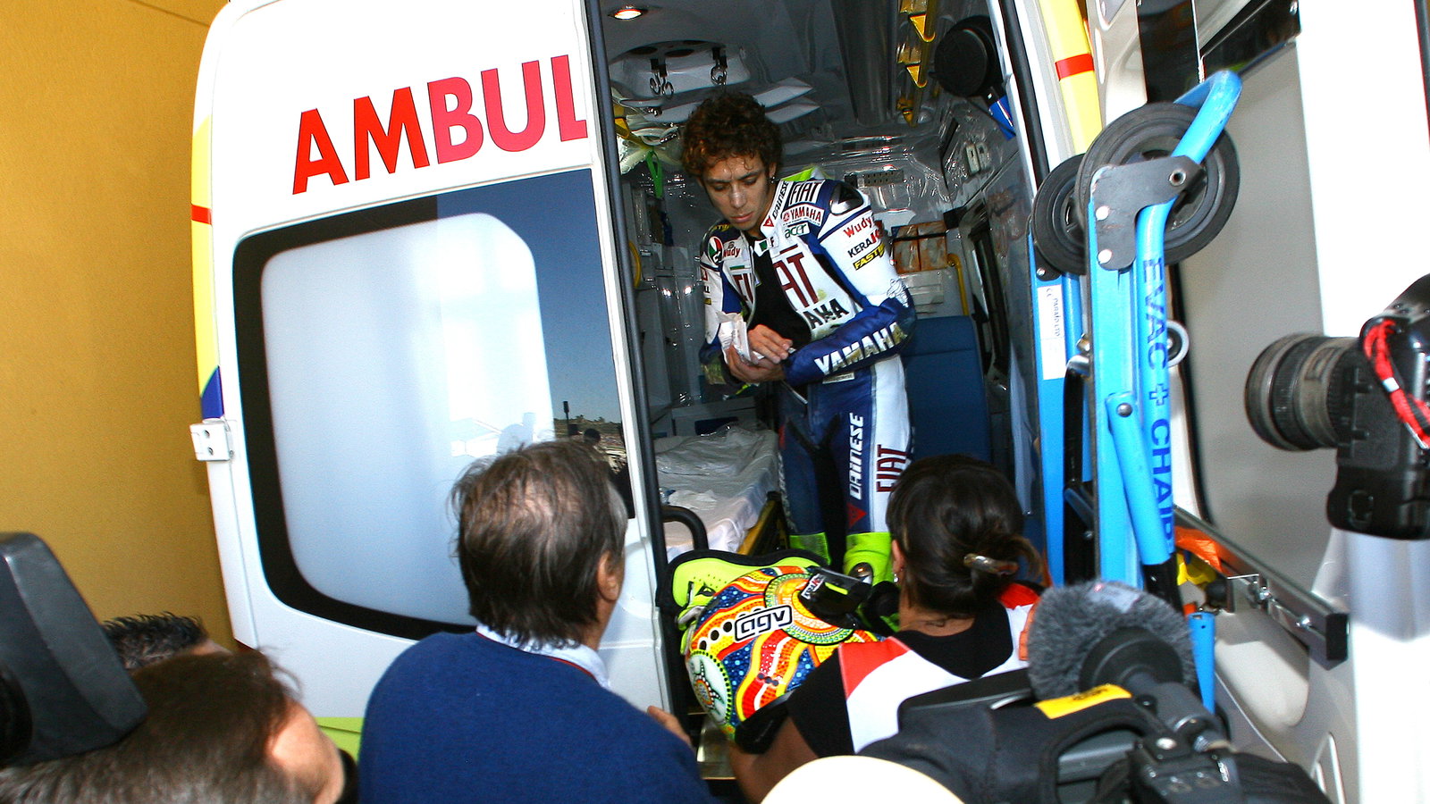 Rossi with injured hand, Valencia MotoGP 2007
