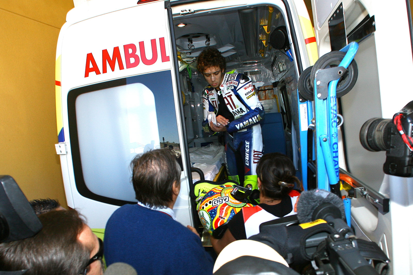 Rossi with injured hand, Valencia MotoGP 2007