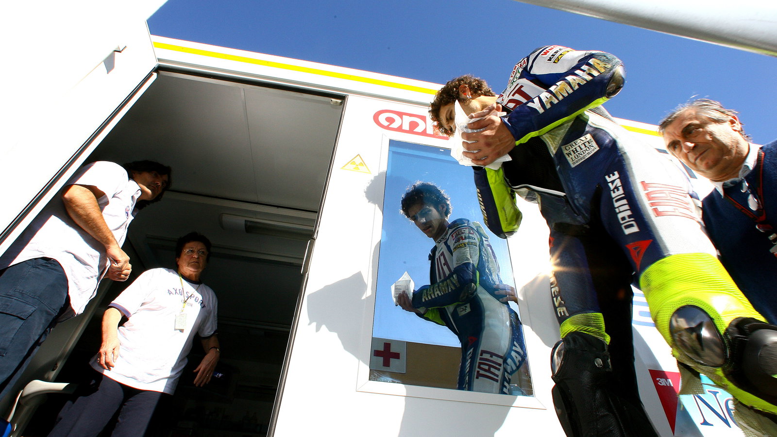 Injured Rossi enters the Clinica Mobilia followed by Dr. Costa, Valencia MotoGP 2007