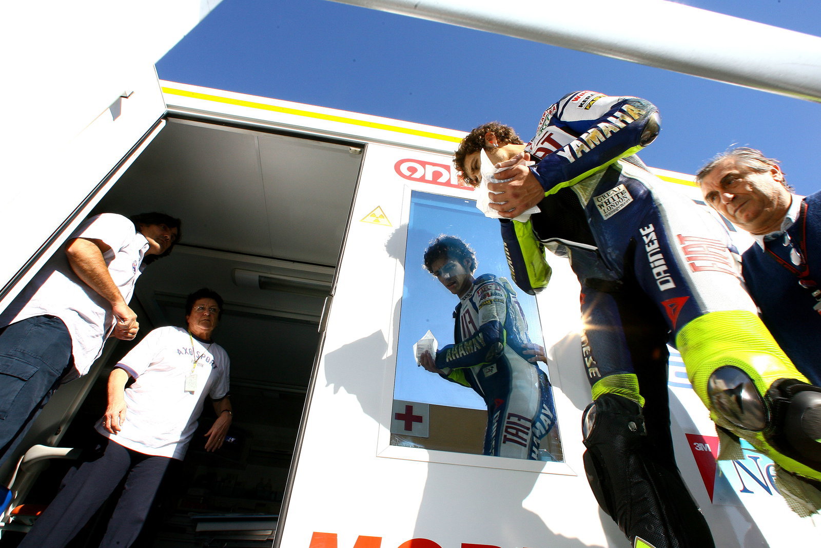 Injured Rossi enters the Clinica Mobilia followed by Dr. Costa, Valencia MotoGP 2007