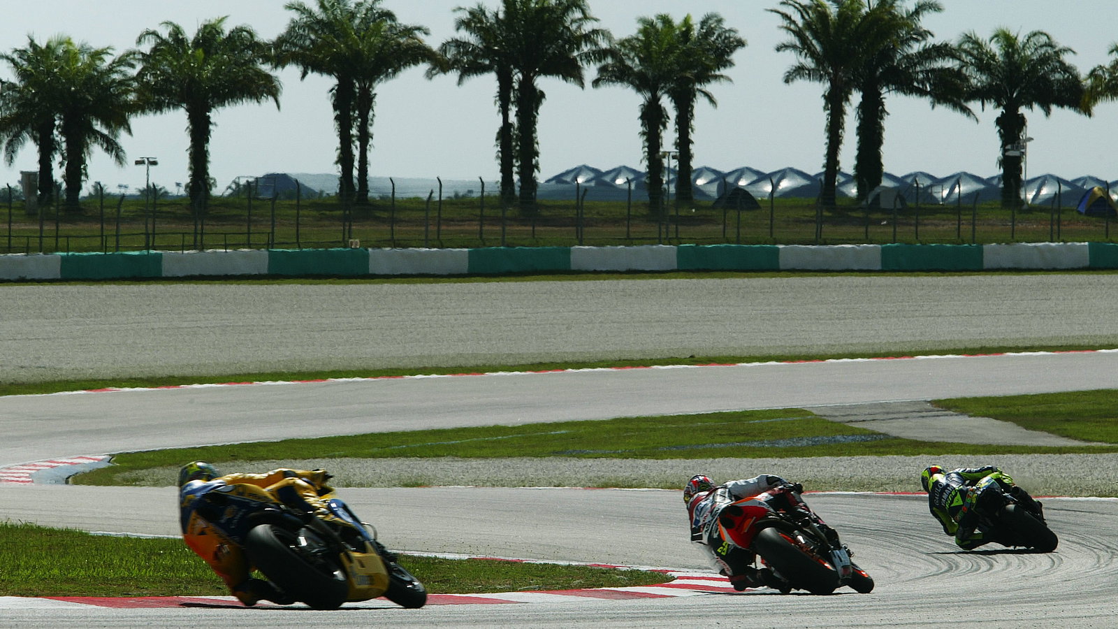 Rossi leads Barros and Biaggi, Malaysian MotoGP Race 2004