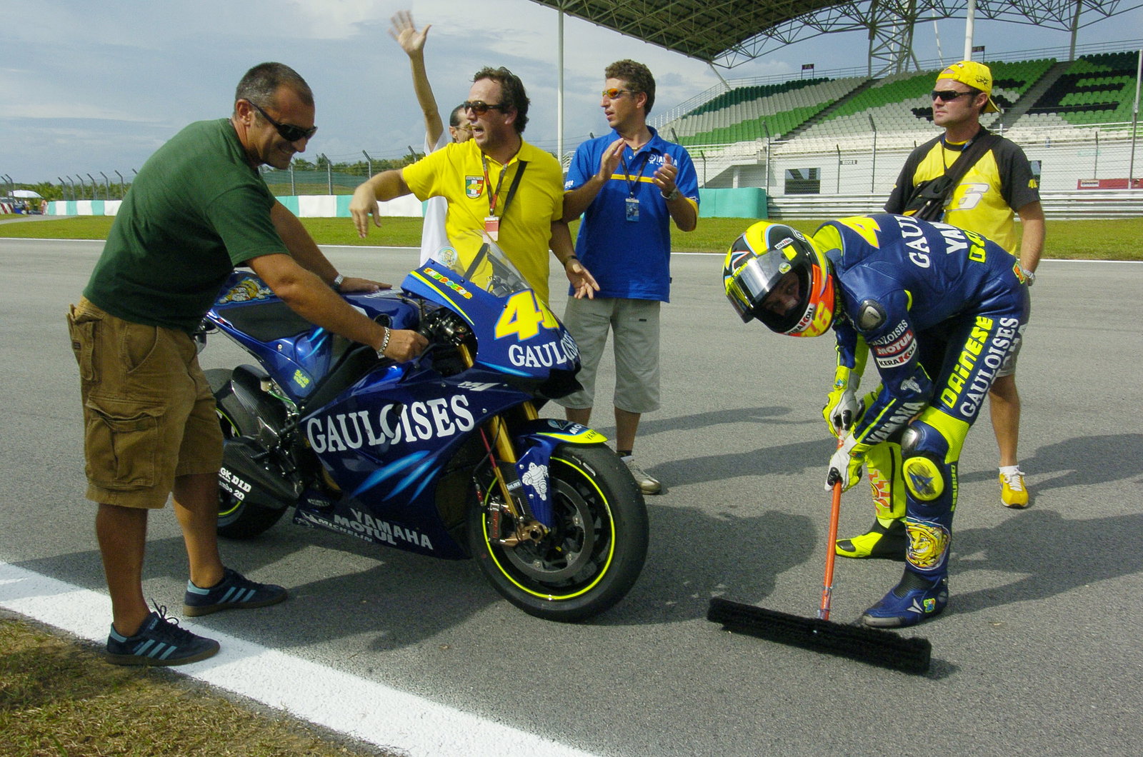 Rossi Sweeps The Track As A Joke, Malaysian MotoGP Race 2004
