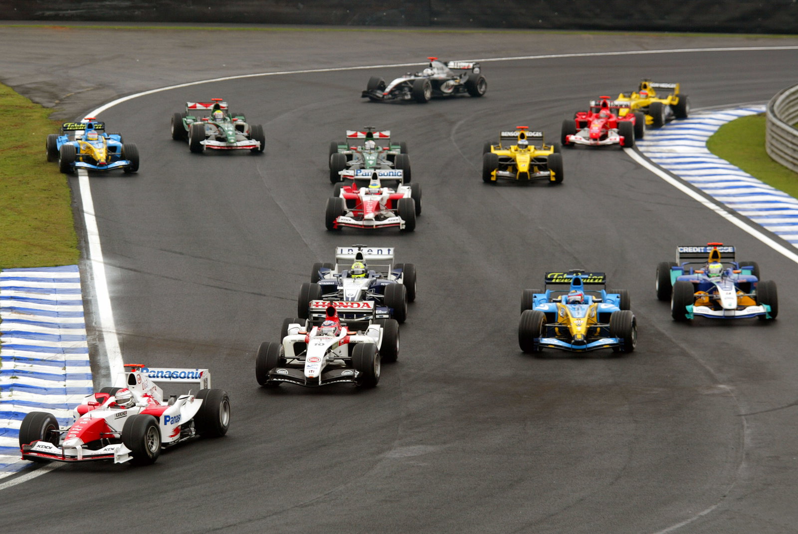 Jarno Trulli leads the midfield group at the start of the Brazilian Grand Prix, as Jacques Villeneuv