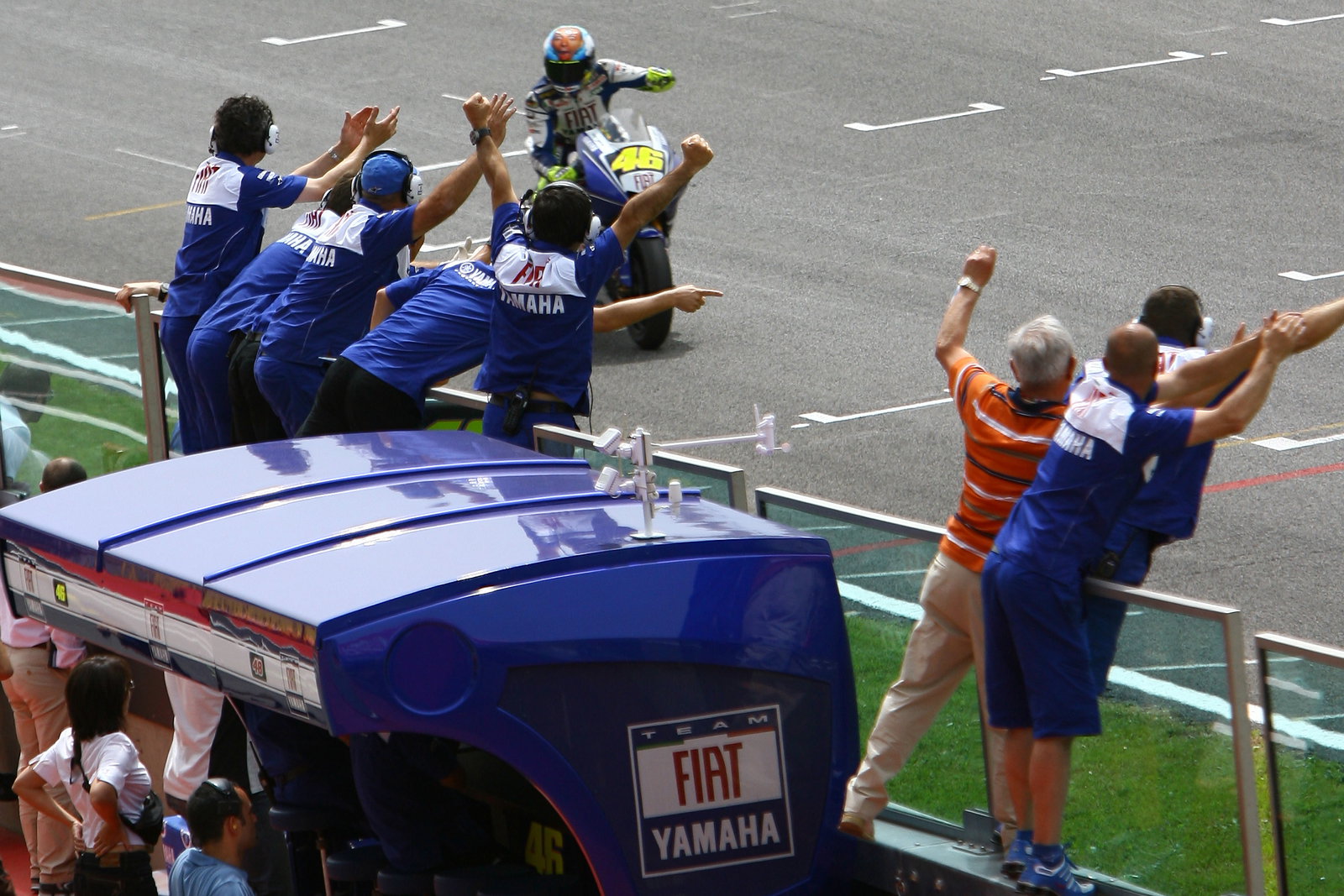 Rossi`s team celebrate, Italian MotoGP Race 2008