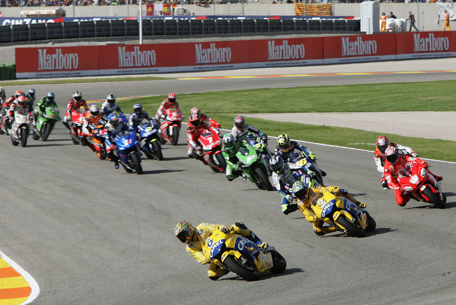 Tamada leads Valencia MotoGP Race, 2004
