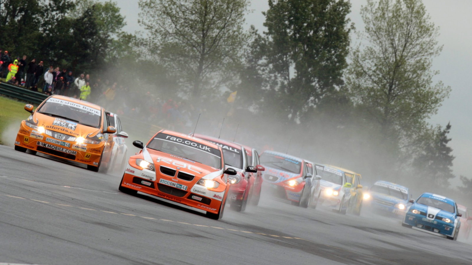 Colin Turkington (GBR) RAC BMW leads Gordon Shedden (GBR) Team Halfords Honda