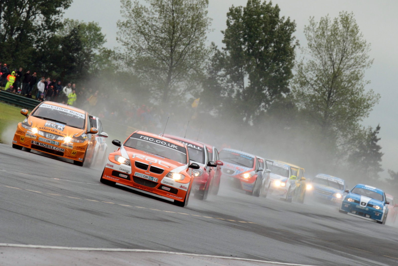 Colin Turkington (GBR) RAC BMW leads Gordon Shedden (GBR) Team Halfords Honda