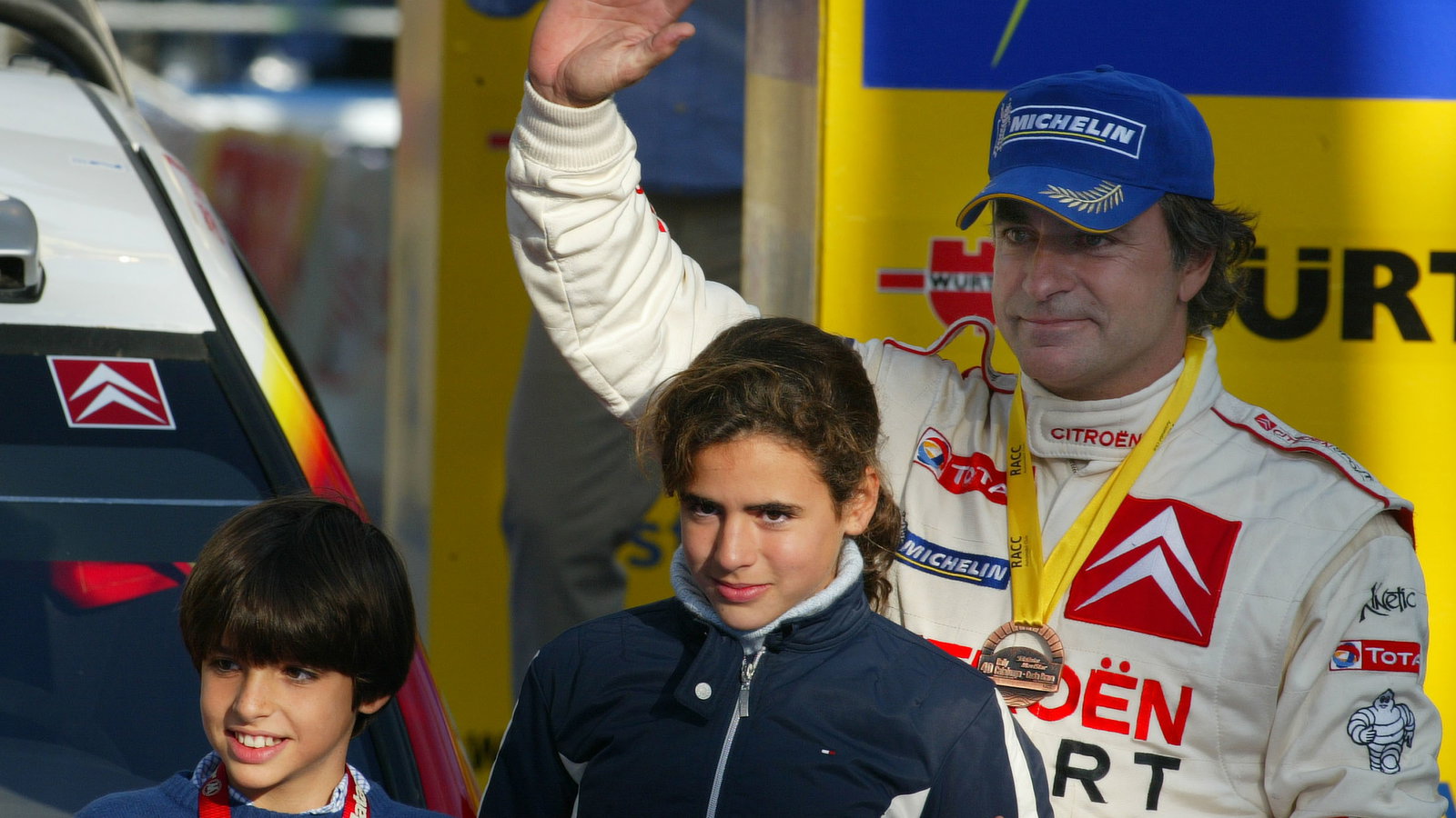 Carlos Sainz with his family on the podium in Spain