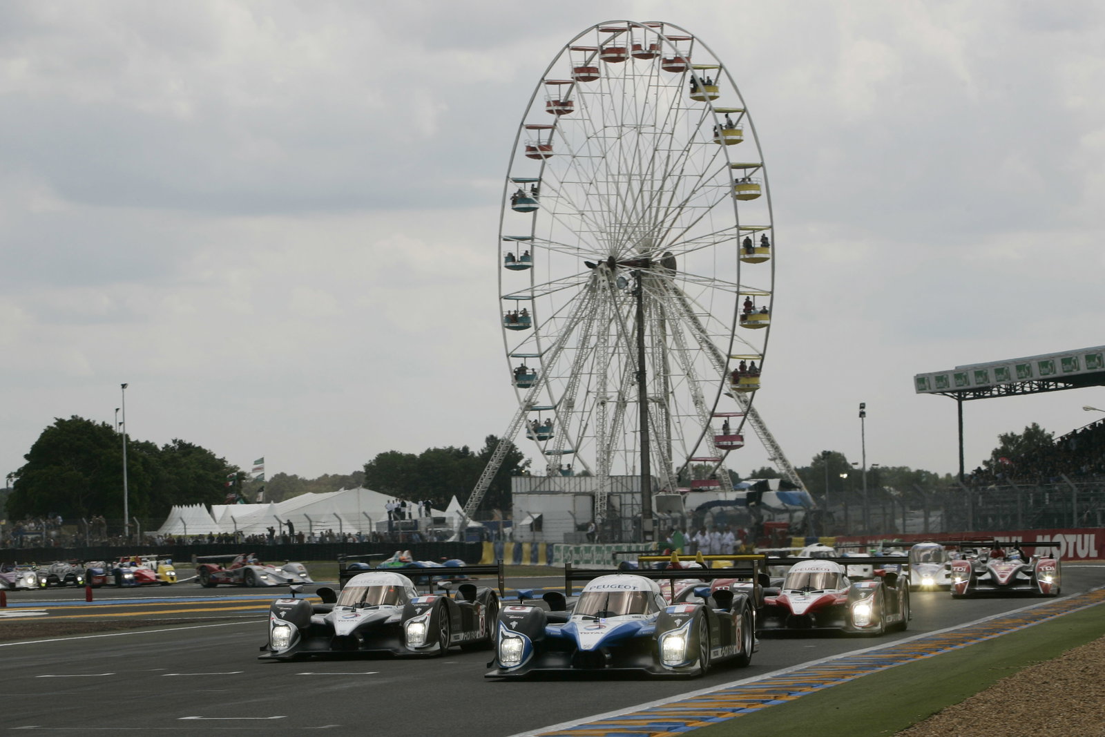 Peugeot lead at the start