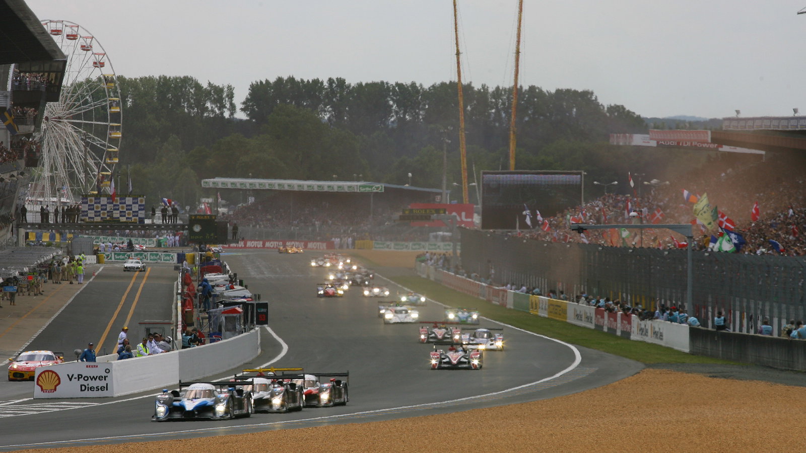 Start of the race, Lamy, Wurz, Sarrazin - Peugeot 908 HDi-FAP leads