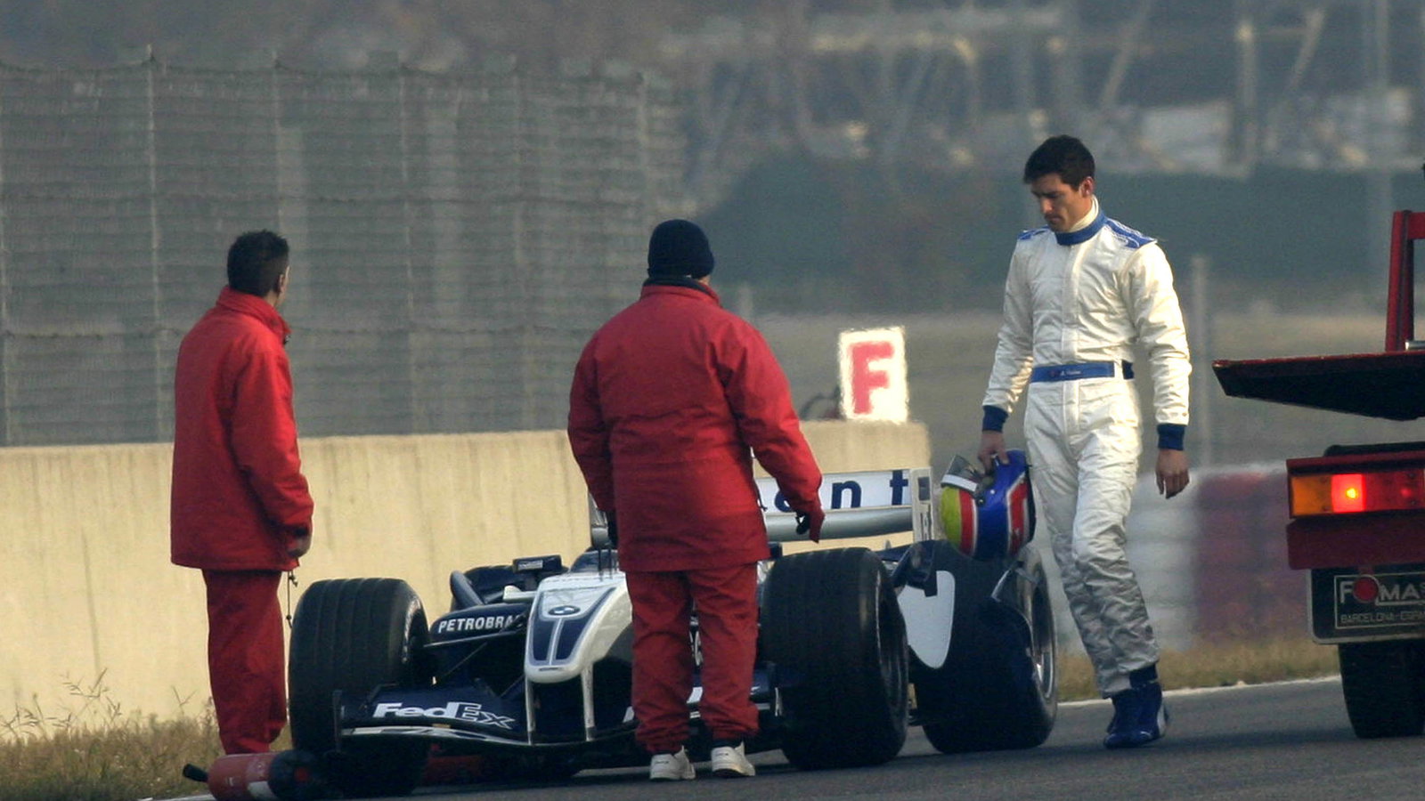 Mark Webber by his stranded Williams-BMW