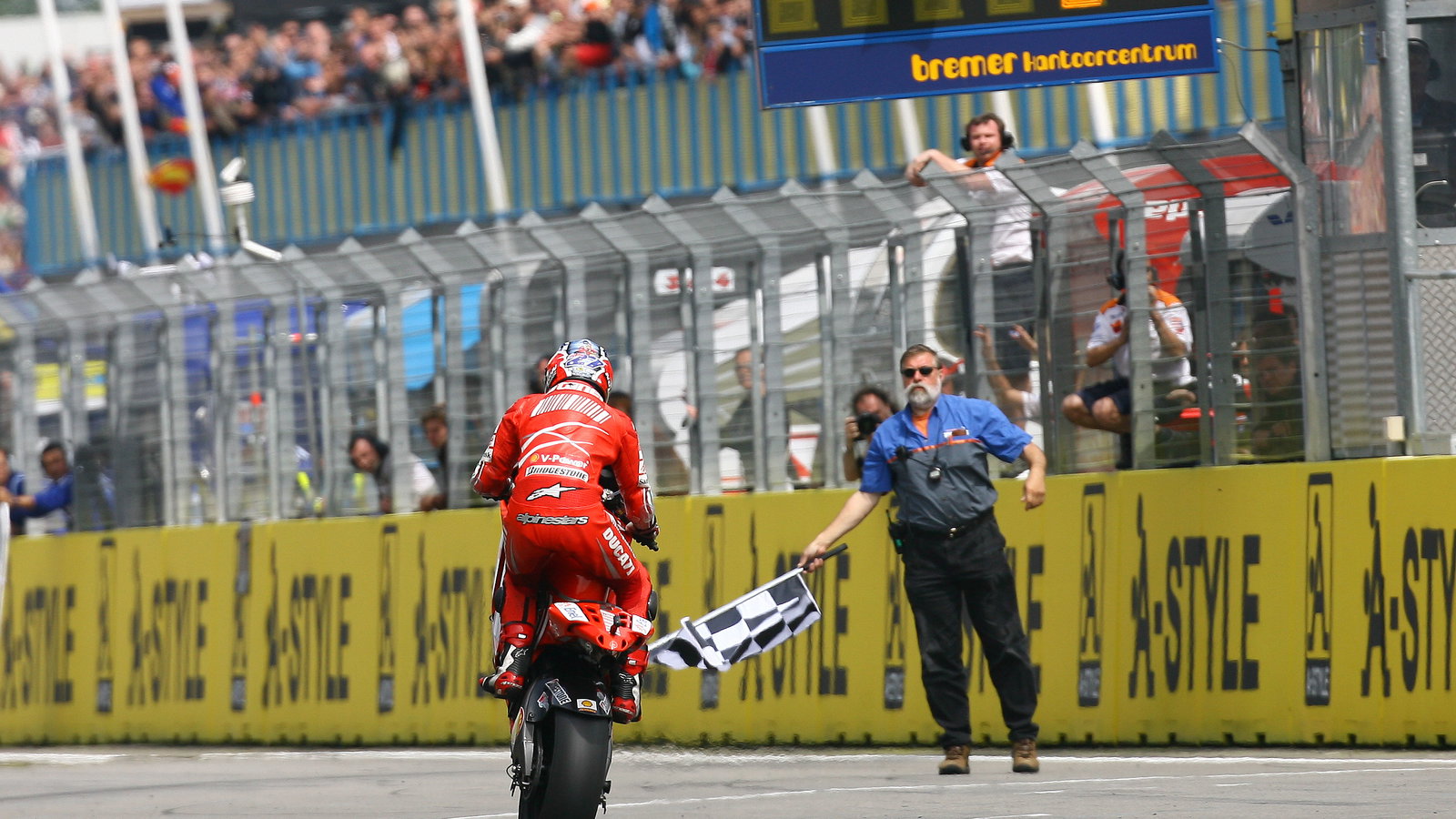 Stoner takes chequered flag, Dutch MotoGP 2008