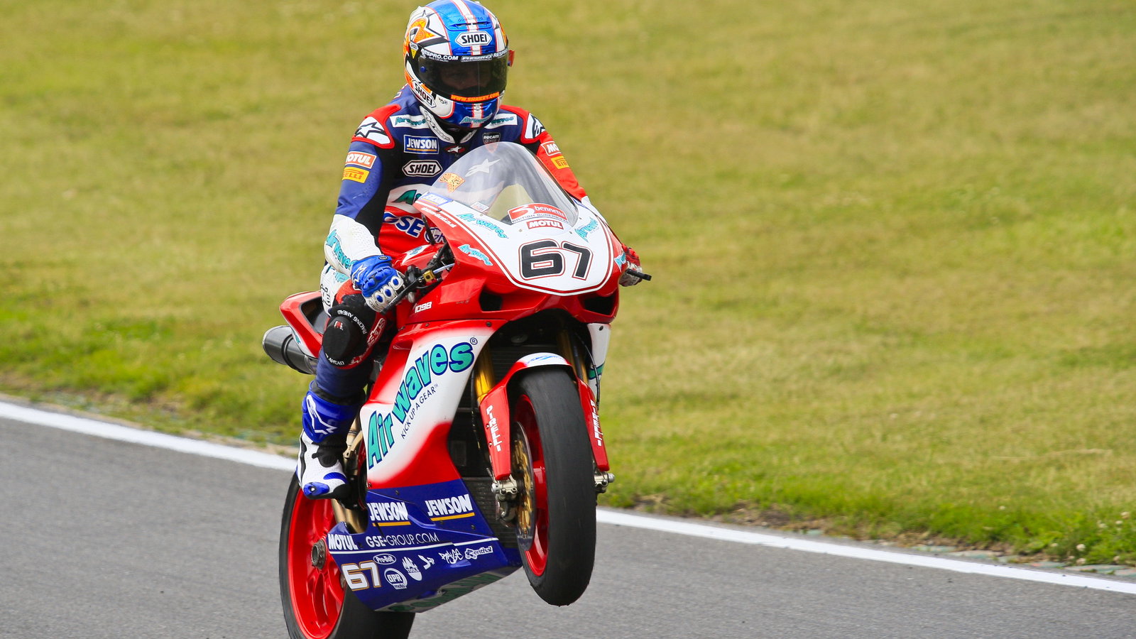 67. Shane Byrne Airwaves Ducati, Ducati 1098R F08 celebrates his win in race one