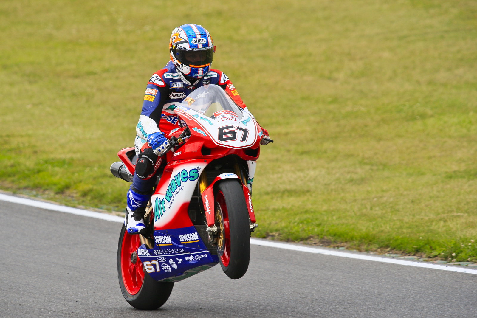 67. Shane Byrne Airwaves Ducati, Ducati 1098R F08 celebrates his win in race one