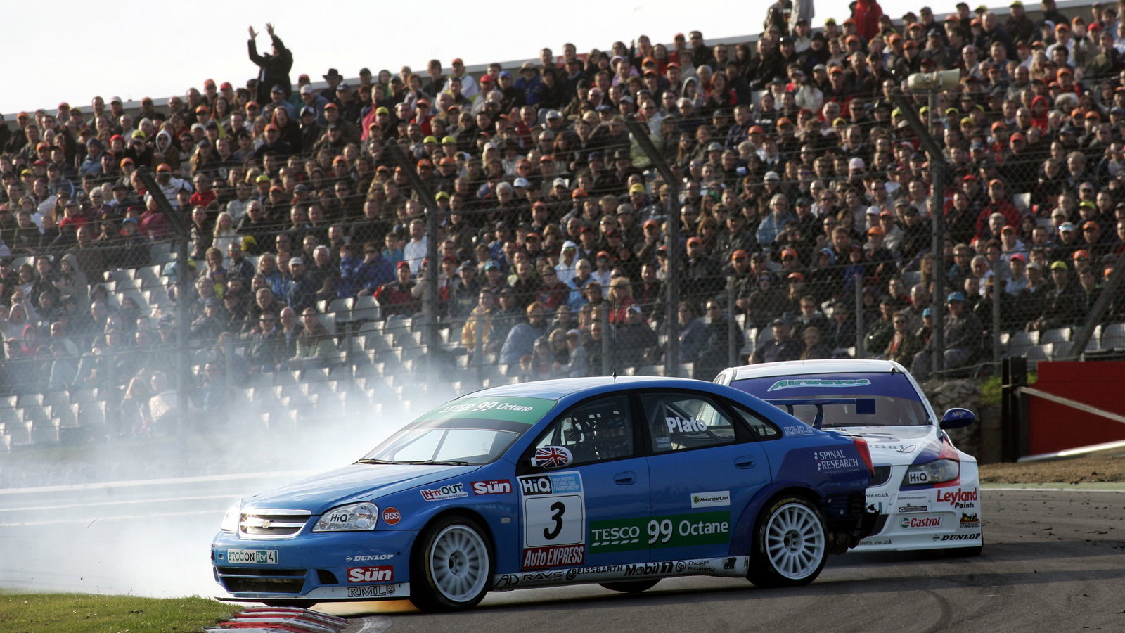 Jason Plato (GBR) RML Chevrolet Lacetti slides at Paddock Hill Bend