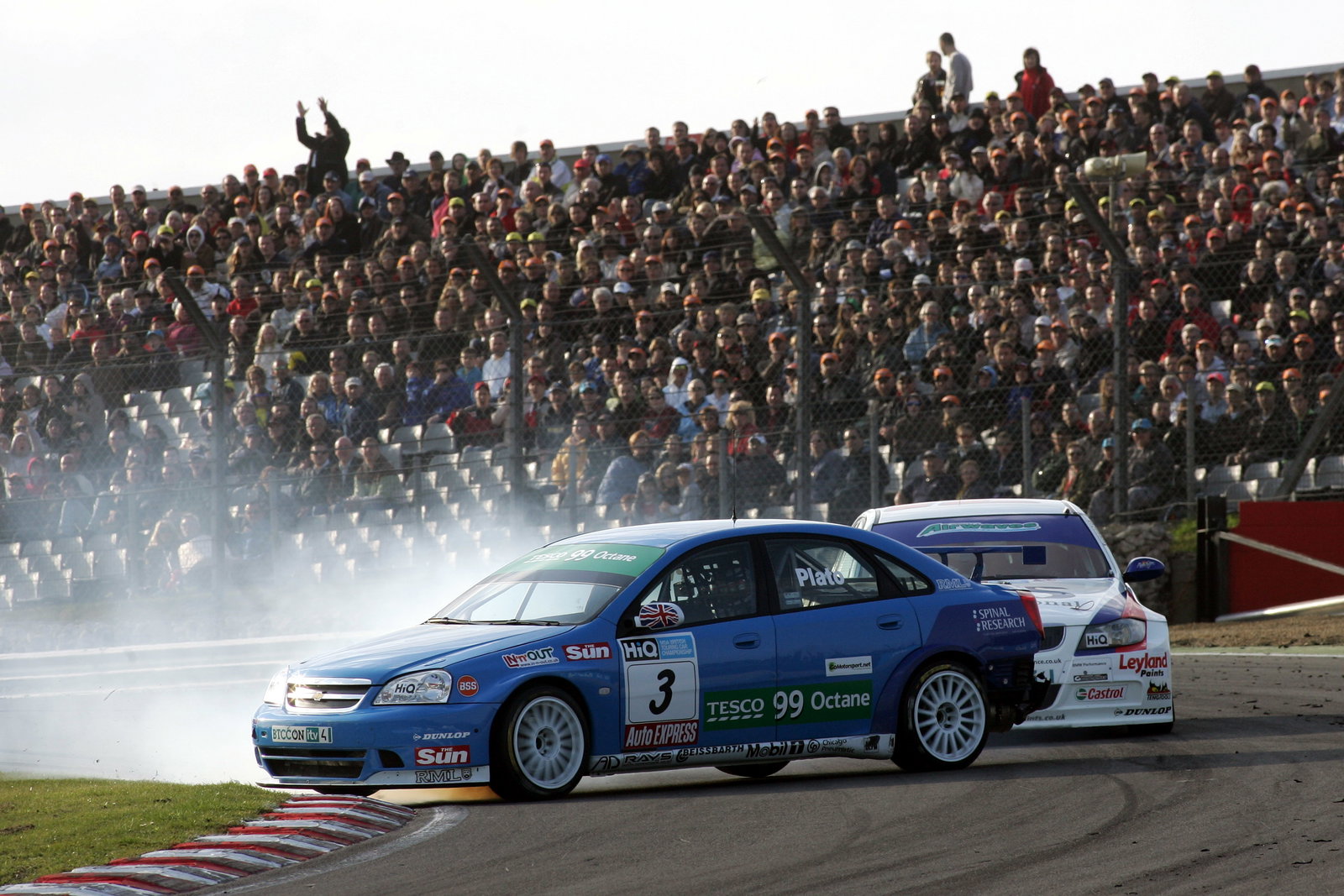 Jason Plato (GBR) RML Chevrolet Lacetti slides at Paddock Hill Bend