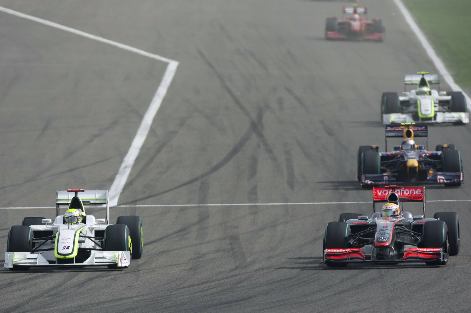 Jenson Button (GBR) Brawn BGP001, Lewis Hamilton (GBR) McLaren MP4-24, Bahrain F1 Grand Prix, Sakhir