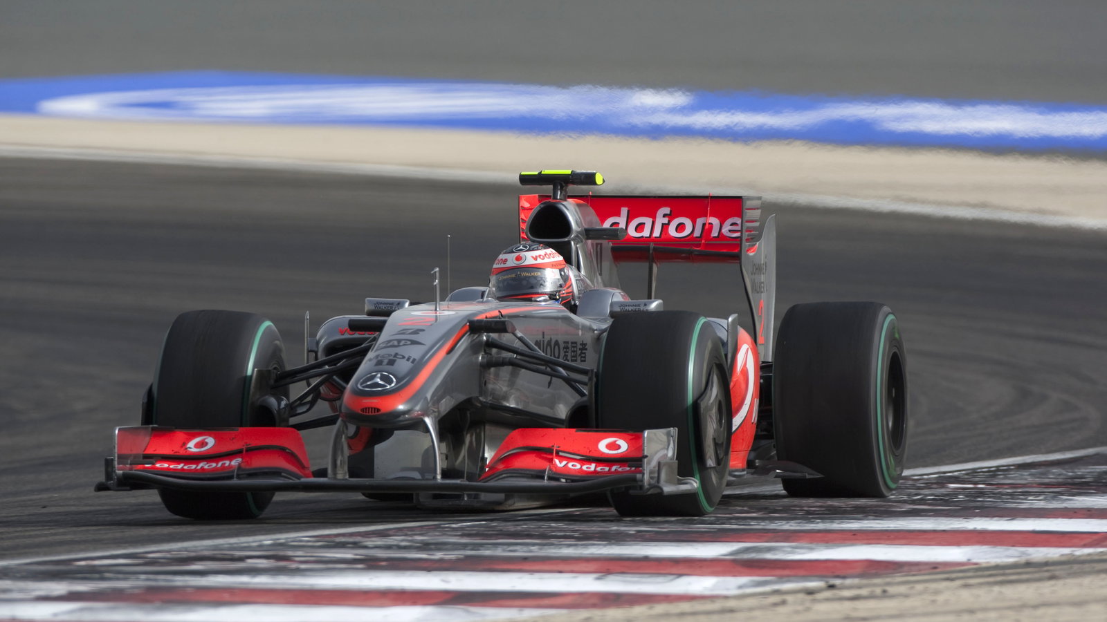 Heikki Kovalainen (FIN) McLaren MP4-24, Robert Kubica (POL) BMW Sauber F1.09, Bahrain F1 Grand Prix,