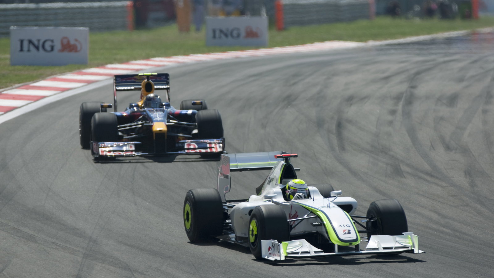 Jenson Button (GBR) Brawn BGP001, Sebastian Vettel (GER) Red Bull RB5, Turkish F1, Istanbul Park, 5t