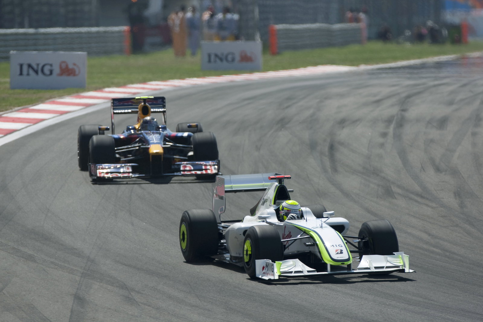 Jenson Button (GBR) Brawn BGP001, Sebastian Vettel (GER) Red Bull RB5, Turkish F1, Istanbul Park, 5t