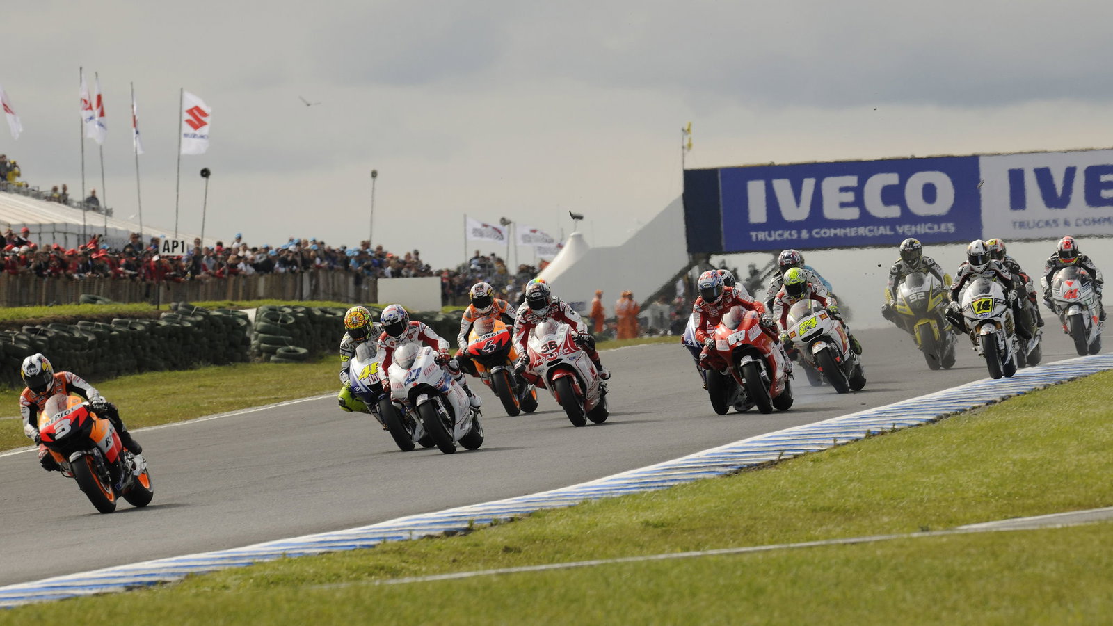 Lorenzo and Hayden touch before crashing, Australian MotoGP 2009