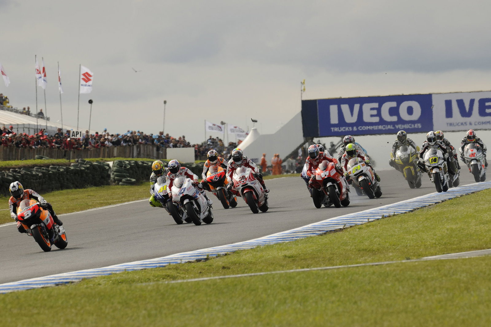 Lorenzo and Hayden touch before crashing, Australian MotoGP 2009