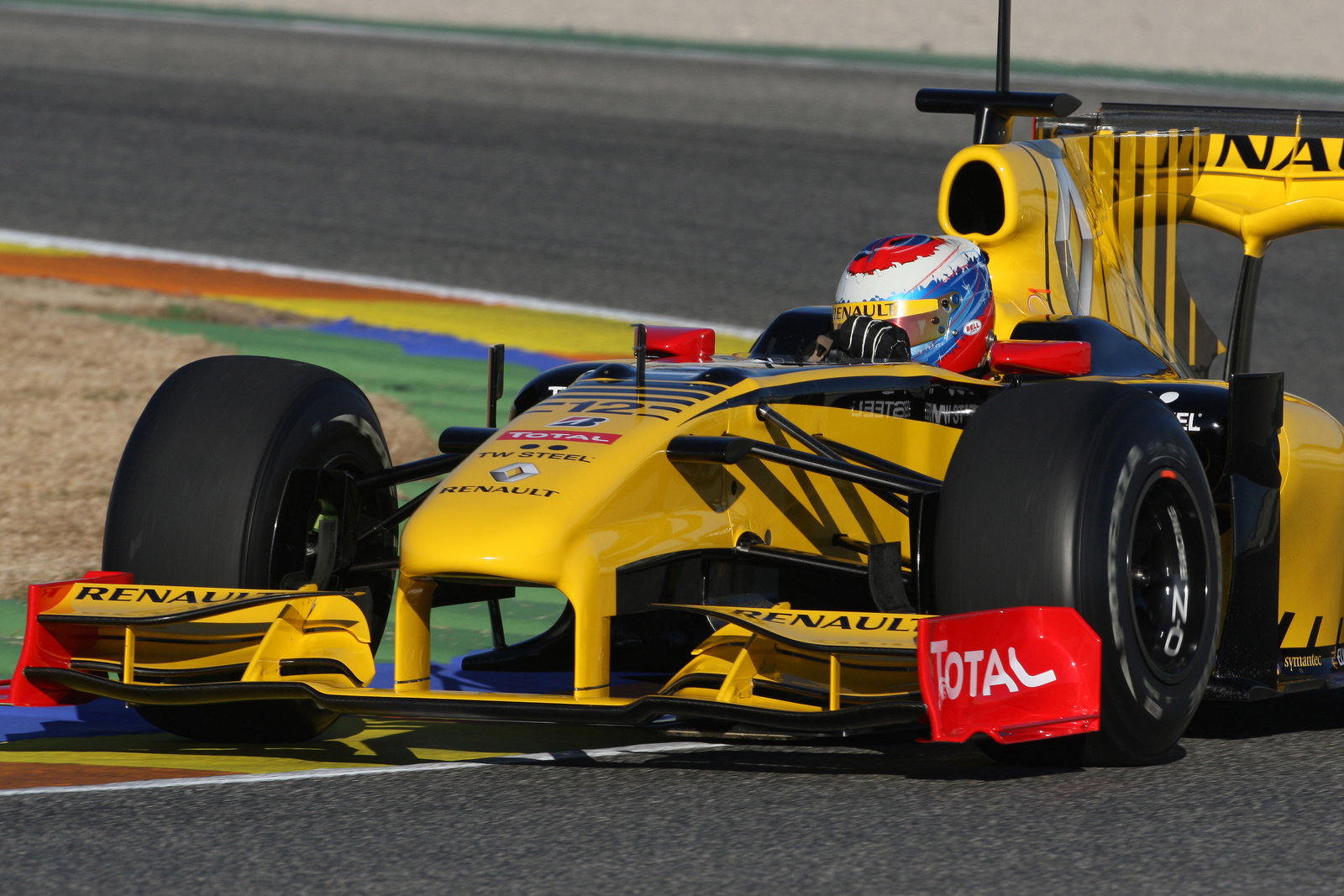 03.02.2010 Valencia, Spain, Vitaly Petrov (RUS), Renault F1 Team, R30 - Formula 1 Testing, Valencia