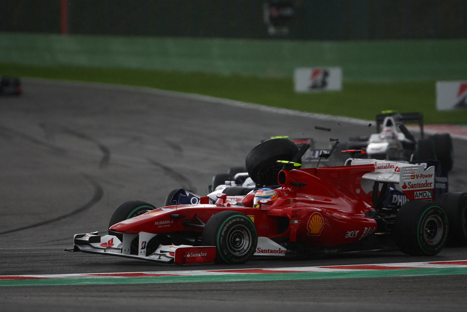 Race, Fernando Alonso (ESP), Scuderia Ferrari, F10 and Rubens Barrichello (BRA), Williams, FW32 cras