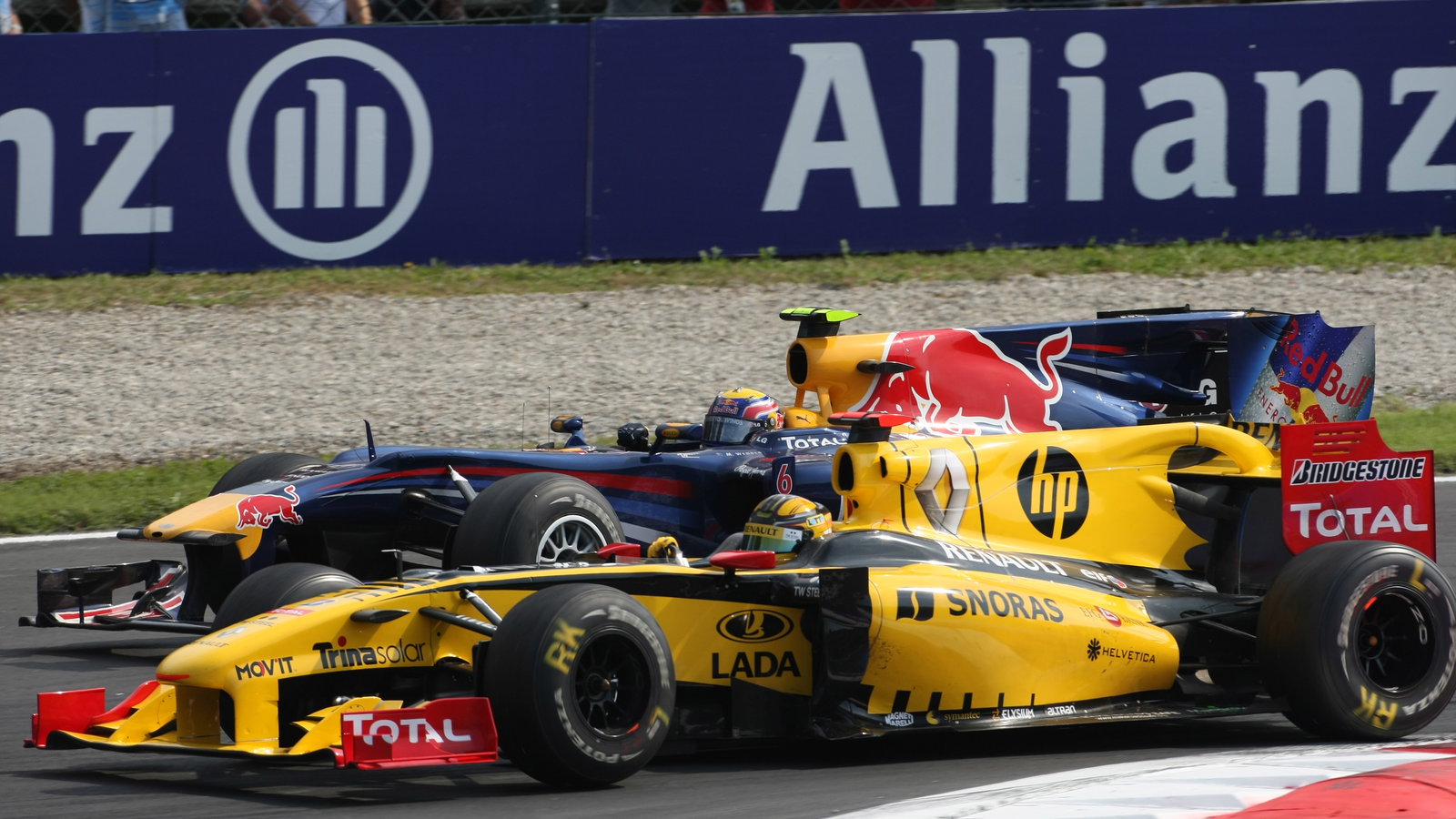 Race, Robert Kubica (POL), Renault F1 Team, R30 and Mark Webber (AUS), Red Bull Racing, RB6