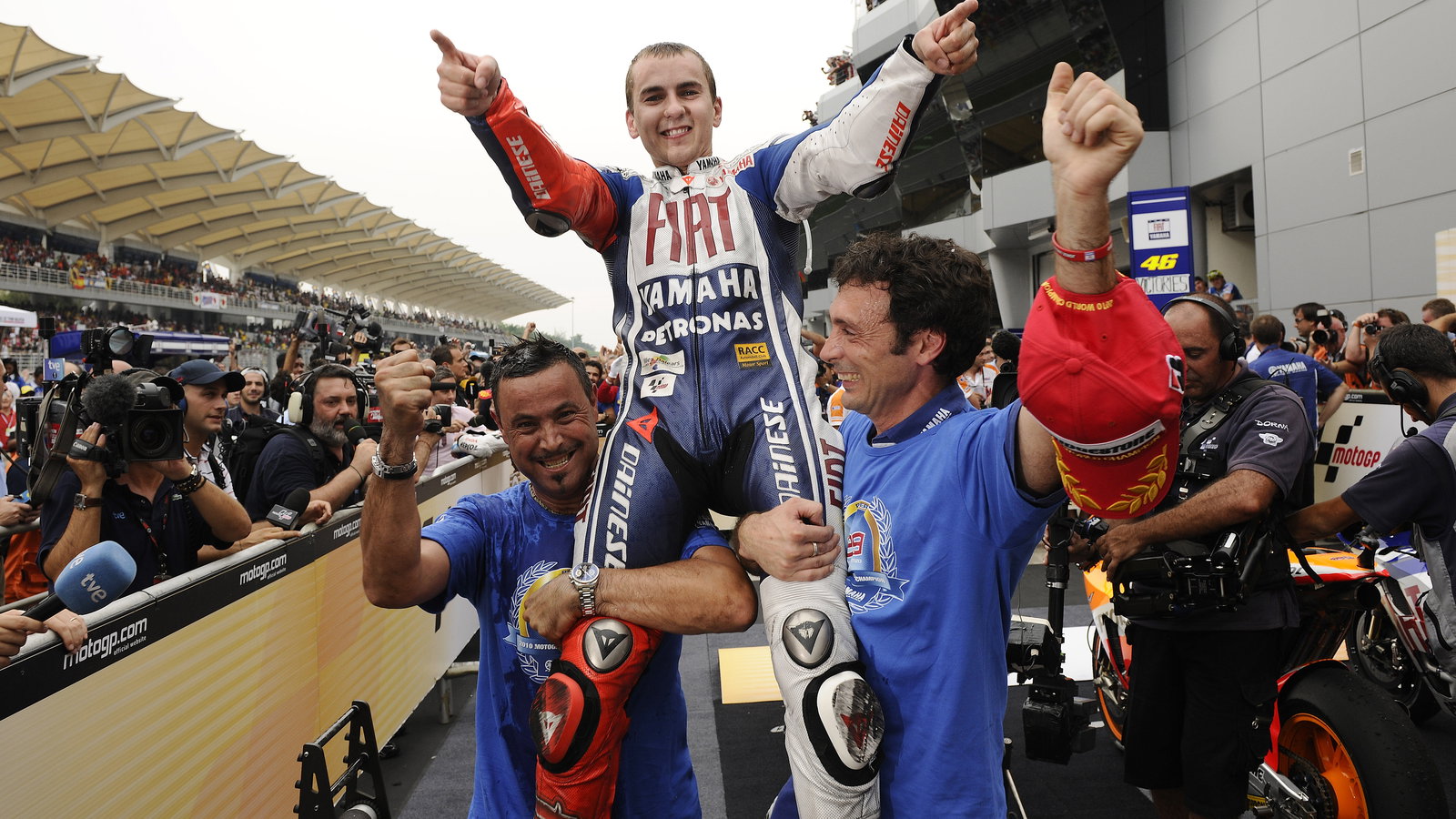 Lorenzo celebrates with team, Malaysian MotoGP 2010
