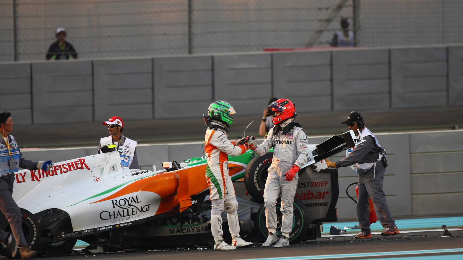 Race, Michael Schumacher (GER), Mercedes GP F1 Team, MGP W01 and Vitantonio Liuzzi (ITA), Force Ind