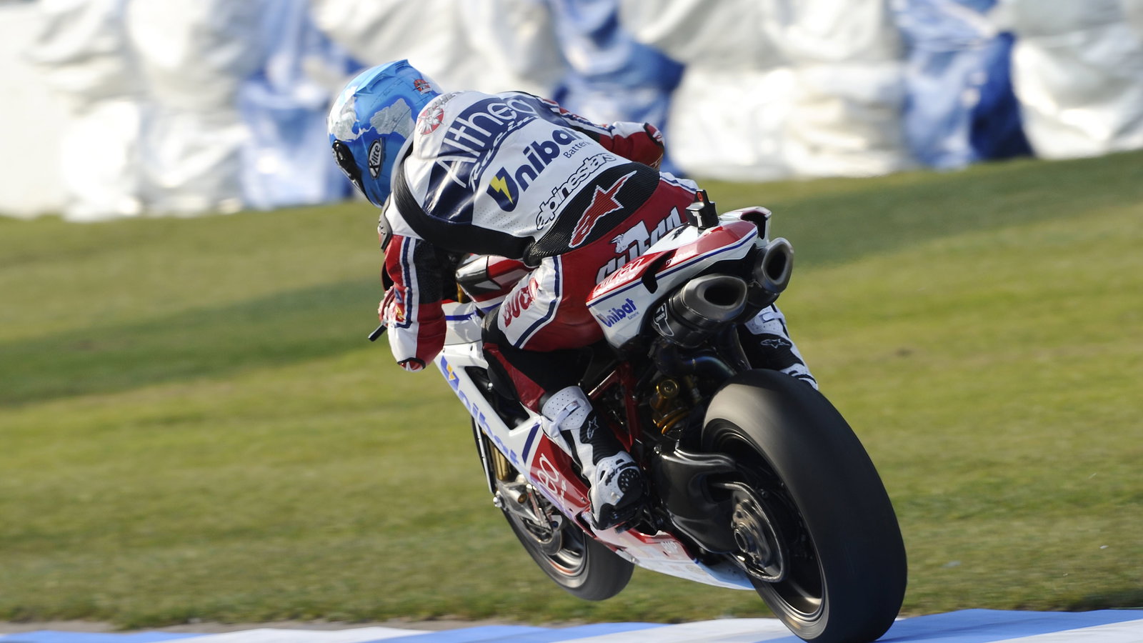 Checa, Donington WSBK 2011