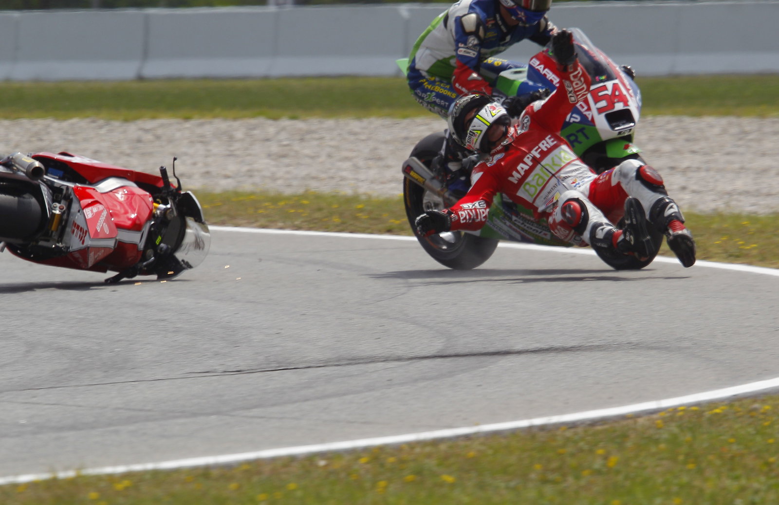 Simon and Sofuoglu crash, Moto2, Catalunya MotoGP 2011