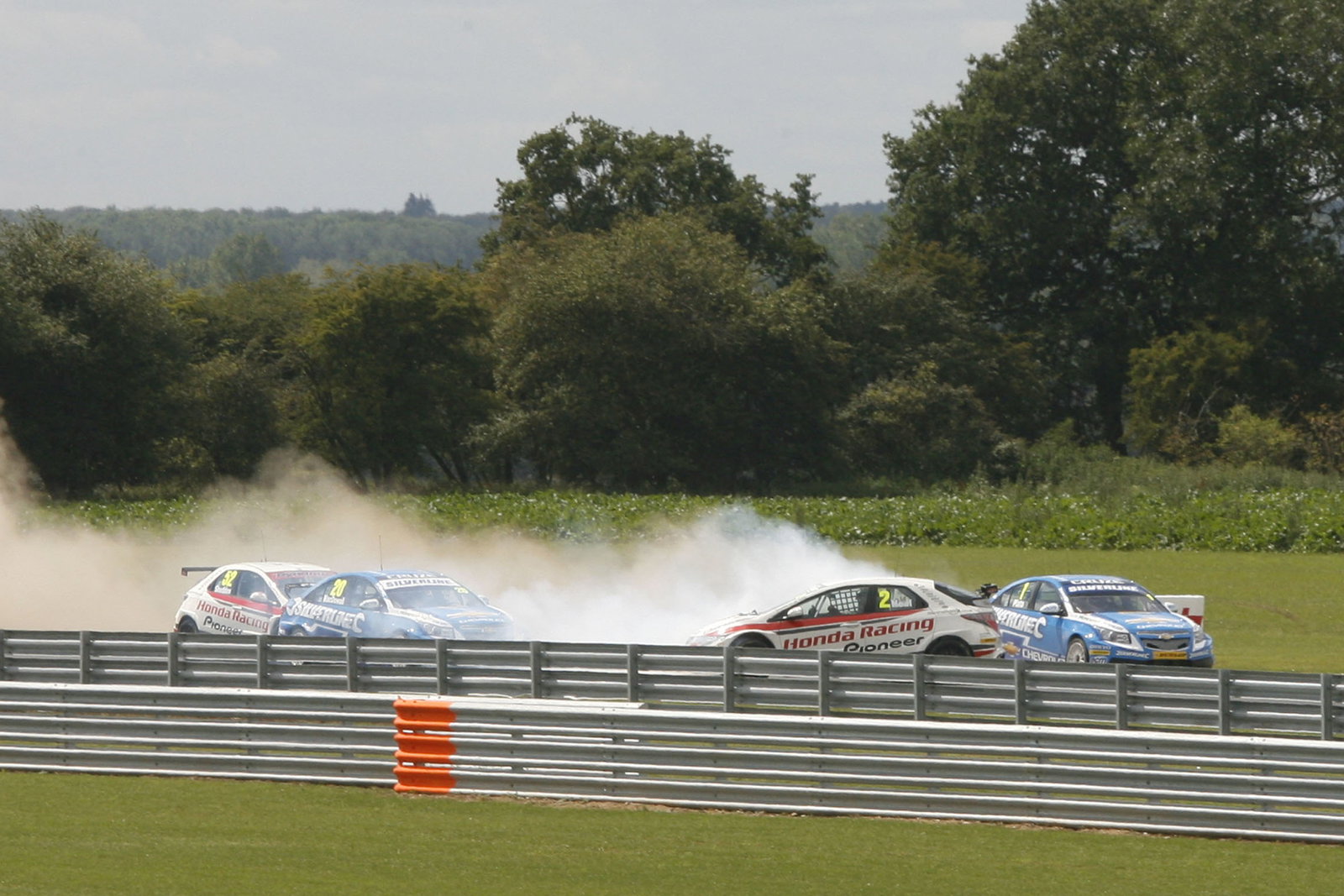 Matt Neal (GBR) Honda Racing Honda Civic and Jason Plato (GBR) RML Chevrolet Chevrolet Cruze crash