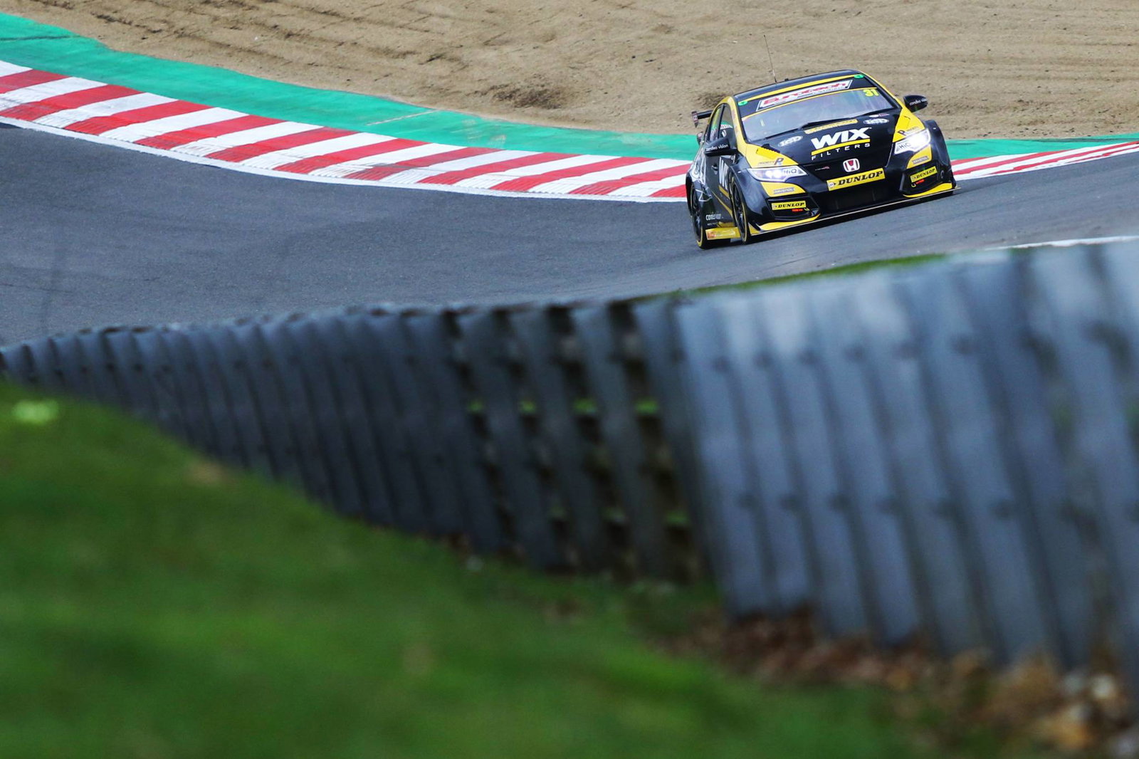 BTCC Brands Hatch: Goff holds off Turkington for race one victory