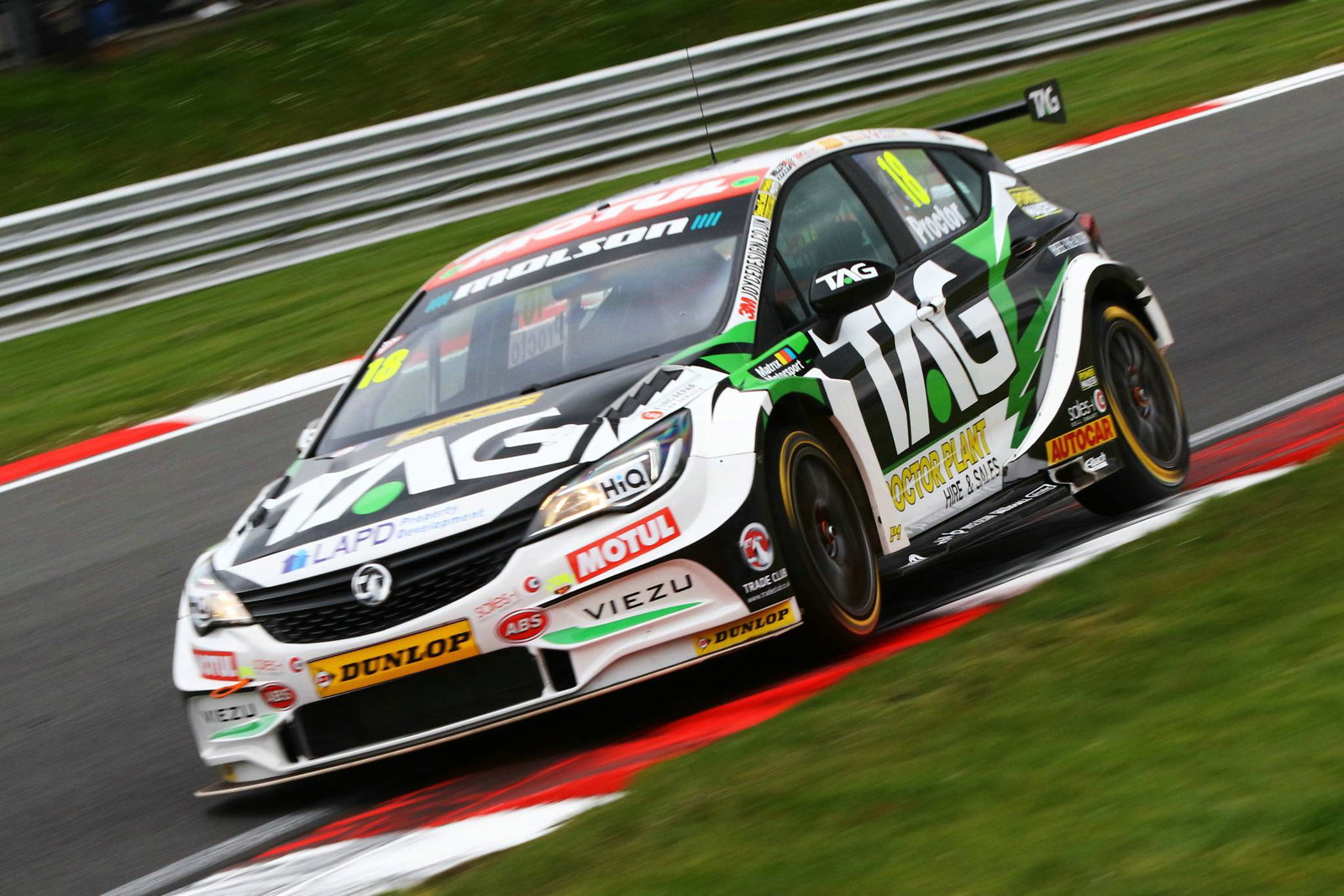 BTCC Brands Hatch: Goff holds off Turkington for race one victory